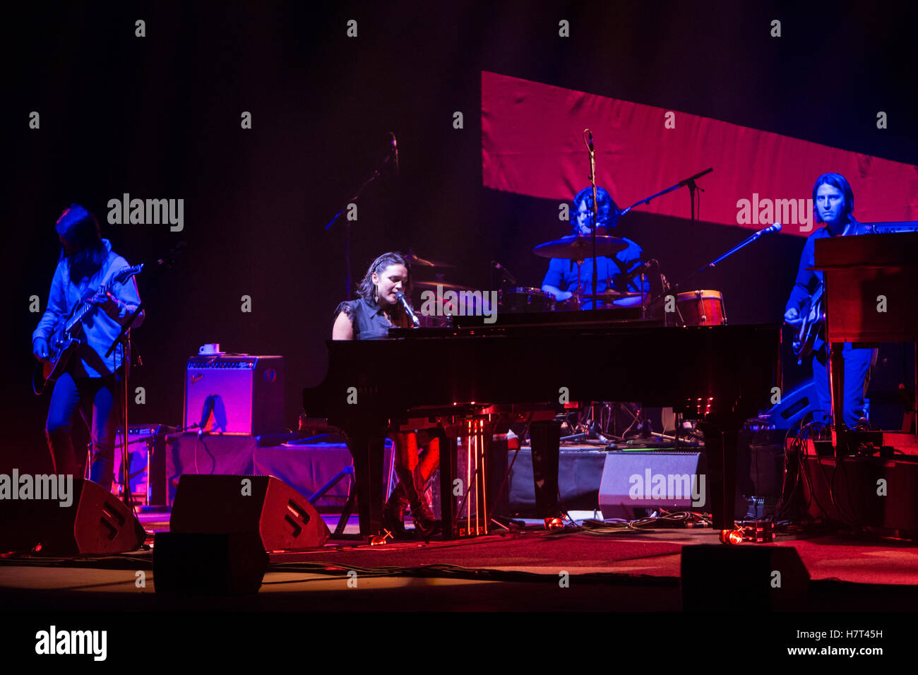 Milan, Italie. 05Th Nov, 2016. La chanteuse et actrice Norah Jones effectue sur scène au Teatro degli Arcimboldi de présenter son nouvel album 'jour' Crédit : Rodolfo Sassano/Alamy Live News Banque D'Images