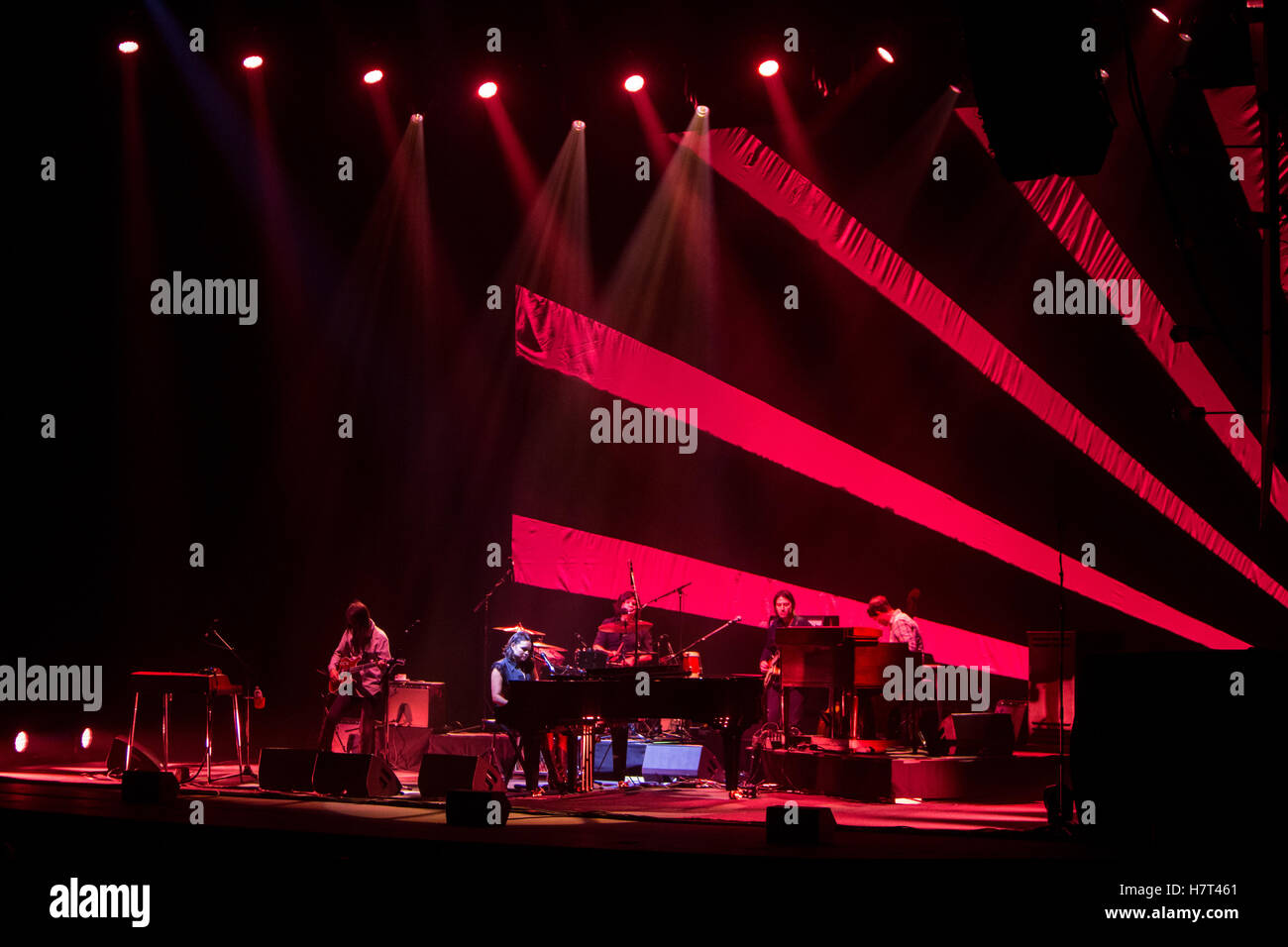 Milan, Italie. 05Th Nov, 2016. La chanteuse et actrice Norah Jones effectue sur scène au Teatro degli Arcimboldi de présenter son nouvel album 'jour' Crédit : Rodolfo Sassano/Alamy Live News Banque D'Images