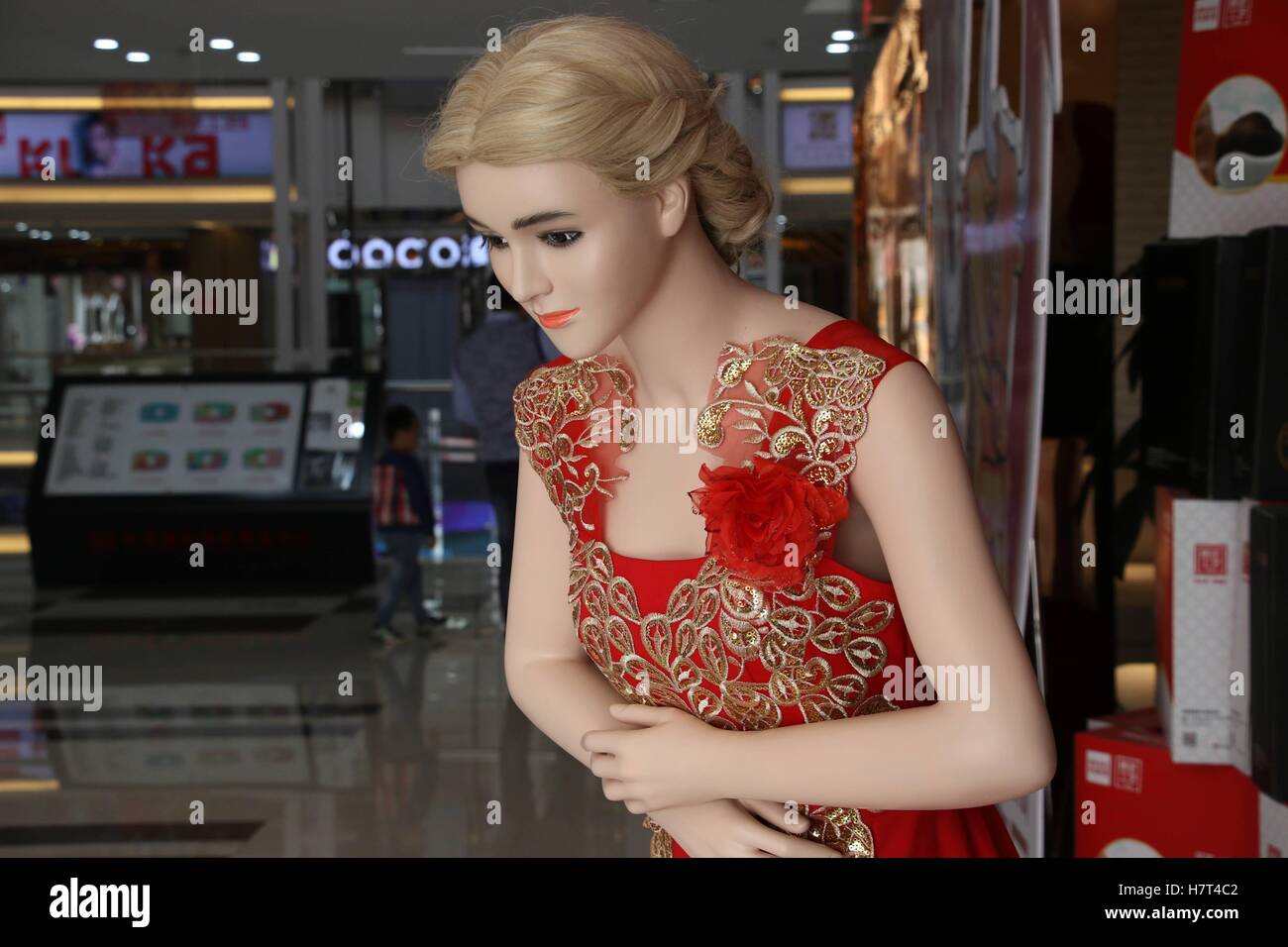 Binzhou, Binzhou, Chine. 5ème Nov, 2016. Binzhou, CHINE - 5 novembre 2016 : (usage éditorial uniquement. Chine).Un robot réceptionniste wearing traditional Chinese cheongsam robe spectacles au robot national d' exposition à Binzhou, dans la province du Shandong en Chine de l'Est, Novembre 5th, 2016. Le robot national d''exposition a été tenue à Binzhou, dans la province de Shandong, Novembre 5th, 2016. Un robot réceptionniste cheongsam port pourrait interagir avec les visiteurs à l'exposition, d'attirer l'attention des gens. © SIPA Asie/ZUMA/Alamy Fil Live News Banque D'Images Binzhou, Binzhou, Chine. 5ème Nov, 2016. Binzhou, CHINE - 5 novembre 2016 : (usage éditorial uniquement. Chine).Un robot réceptionniste wearing traditional Chinese cheongsam robe spectacles au robot national d' exposition à Binzhou, dans la province du Shandong en Chine de l'Est, Novembre 5th, 2016. Le robot national d''exposition a été tenue à Binzhou, dans la province de Shandong, Novembre 5th, 2016. Un robot réceptionniste cheongsam port pourrait interagir avec les visiteurs à l'exposition, d'attirer l'attention des gens. © SIPA Asie/ZUMA/Alamy Fil Live News Banque D'Images