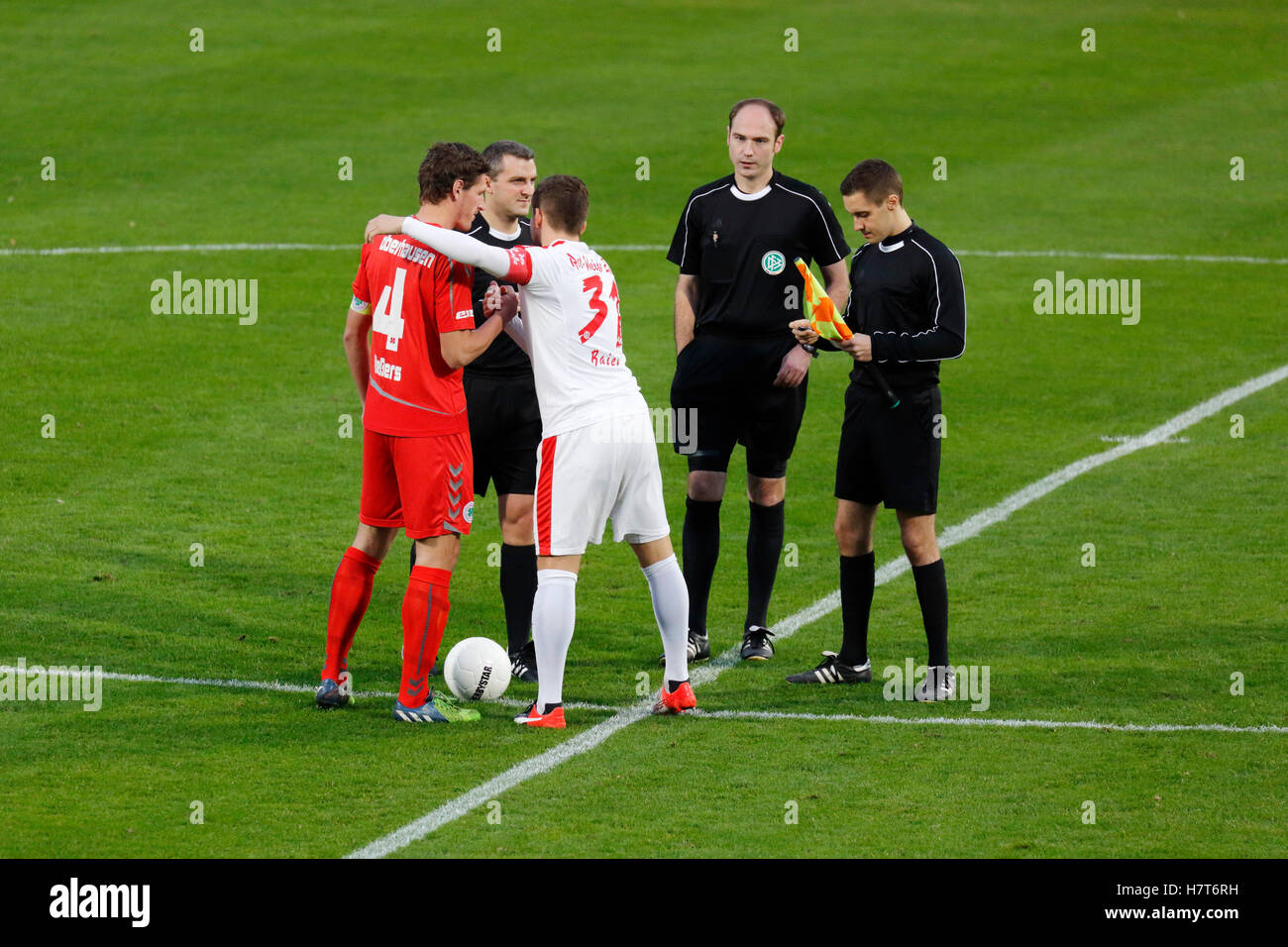 Sport, football, ligue régionale ouest, 2016/2017, Rot Weiss Oberhausen vs Rot Weiss Essen 2:2, stade Niederrhein à Oberhausen, bienvenue, toss-up, f.l.t.r. Flessers (capitaine de l'équipe Robert RWO), sous-Lars Lehmann, capitaine de l'équipe Benjamin Baier (RWE), arbitre Fabian Maibaum, assistant Alexander Ernst Banque D'Images