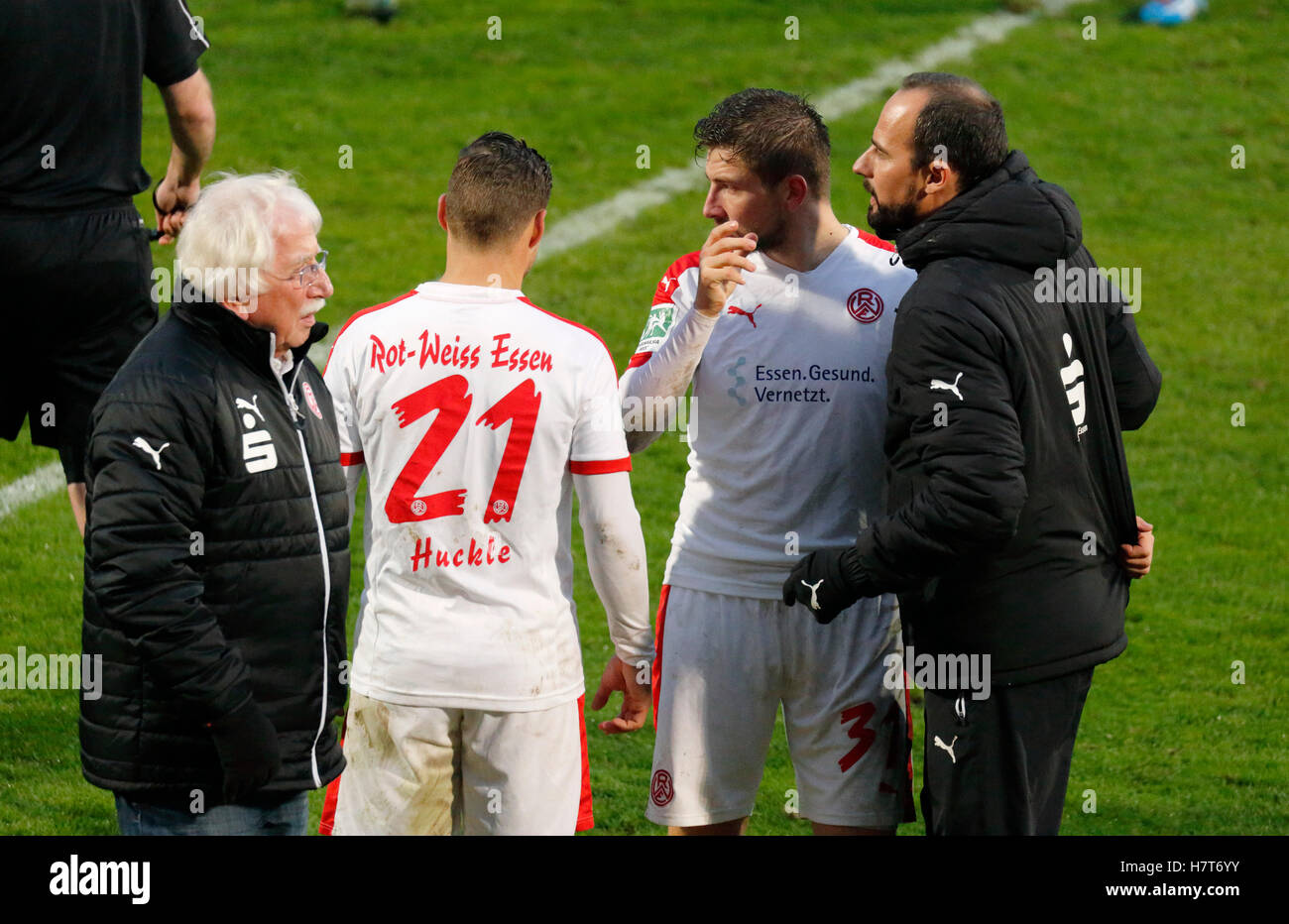 Sport, football, ligue régionale ouest, 2016/2017, Rot Weiss Oberhausen vs Rot Weiss Essen 2:2, stade Niederrhein à Oberhausen, RWE player Benjamin Baier est blessé et sera le premier médecin de l'équipe de gauche, Dr Rudolph Eiling (RWE), médecin de l'équipe droite Dr Martin Mosen (RWE), 2.F.L. Patrick Huckle (RWE) Banque D'Images