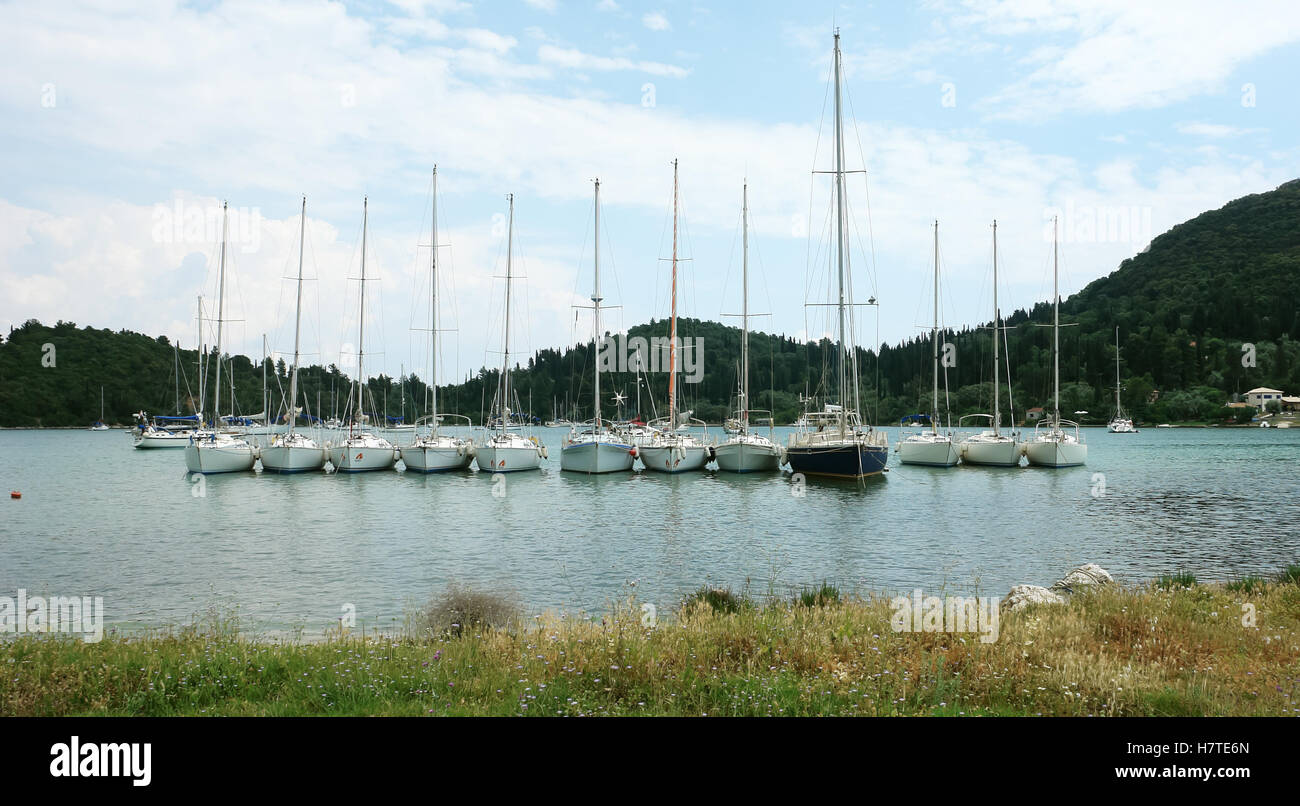 Nidri, Grèce, 11 mai 2013 : Paysage avec port, côte verte, un parking et des yachts dans la mer Ionienne, en Grèce. Banque D'Images