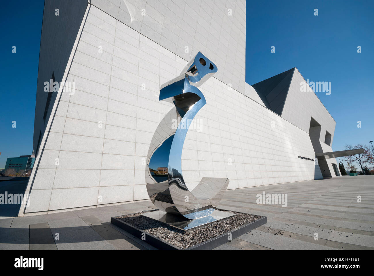 La sculpture en acier inoxydable Grand Heech par Parviz Tanavoli artiste irano-canadienne à l'Aga Khan Museum de Toronto Banque D'Images