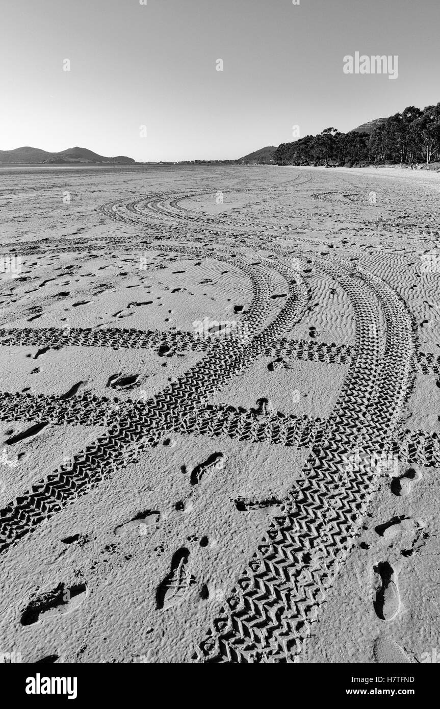 Présence d'un tout-terrain dans le sable de la plage de Laredo, Cantabrie, Espagne Banque D'Images
