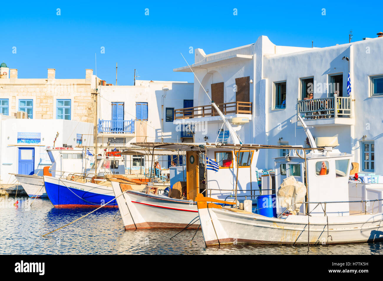 NAOUSSA, PAROS ISLAND - 17 MAI 2016 : maisons blanches de Naoussa et de bateaux de pêche dans le port sur l'île de Paros, Grèce. Banque D'Images