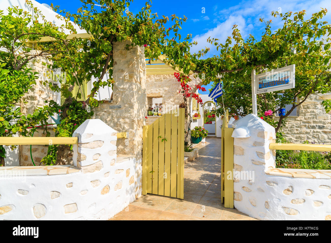 NAOUSSA, PAROS ISLAND - 20 MAI 2016 : porte d'entrée de maison grecque typique avec des appartements à louer à Naoussa, Paros, Grèce. Banque D'Images