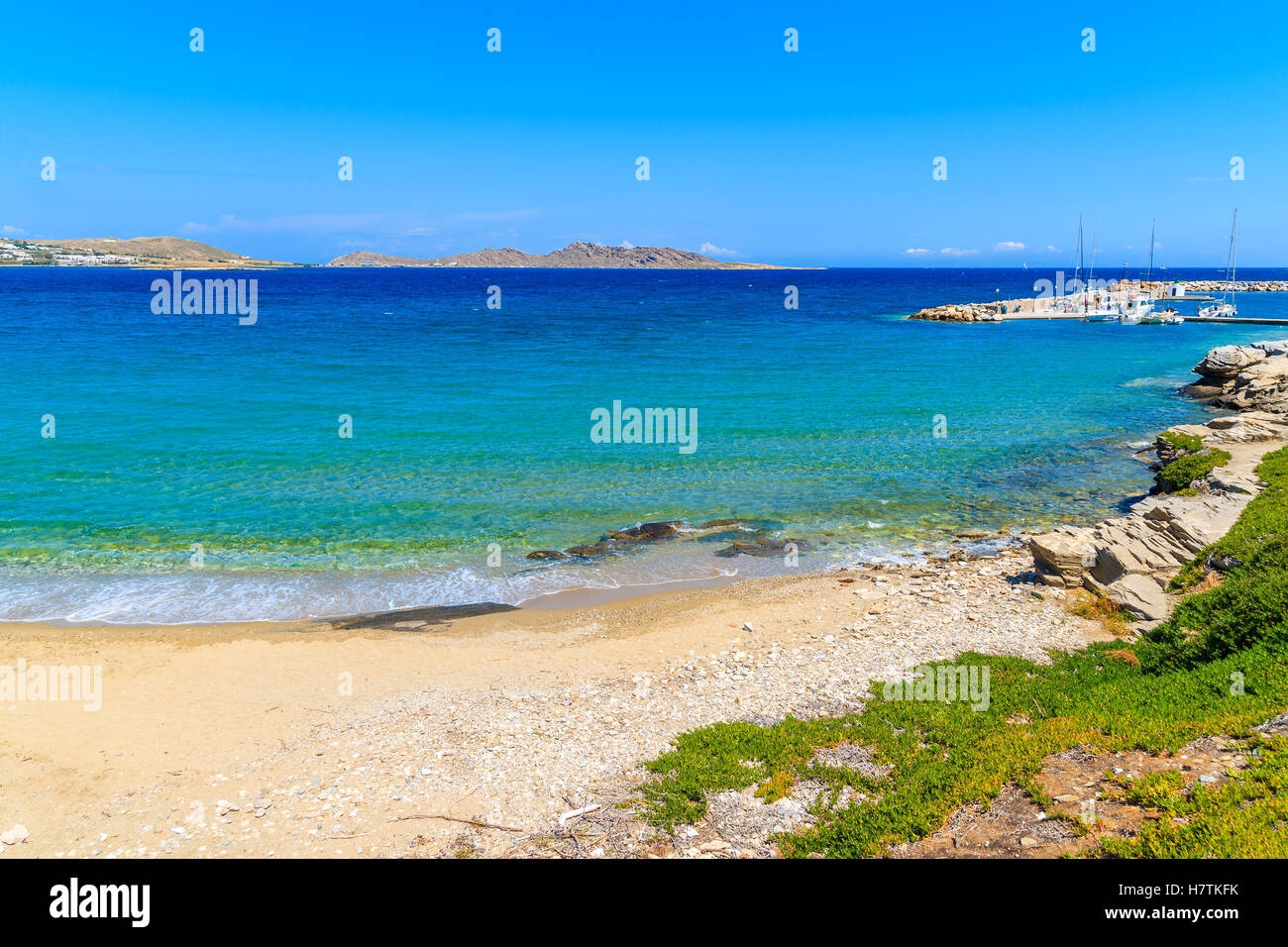 Une vue de belle baie avec plage dans village de Naoussa, l'île de Paros, Cyclades, Grèce Banque D'Images