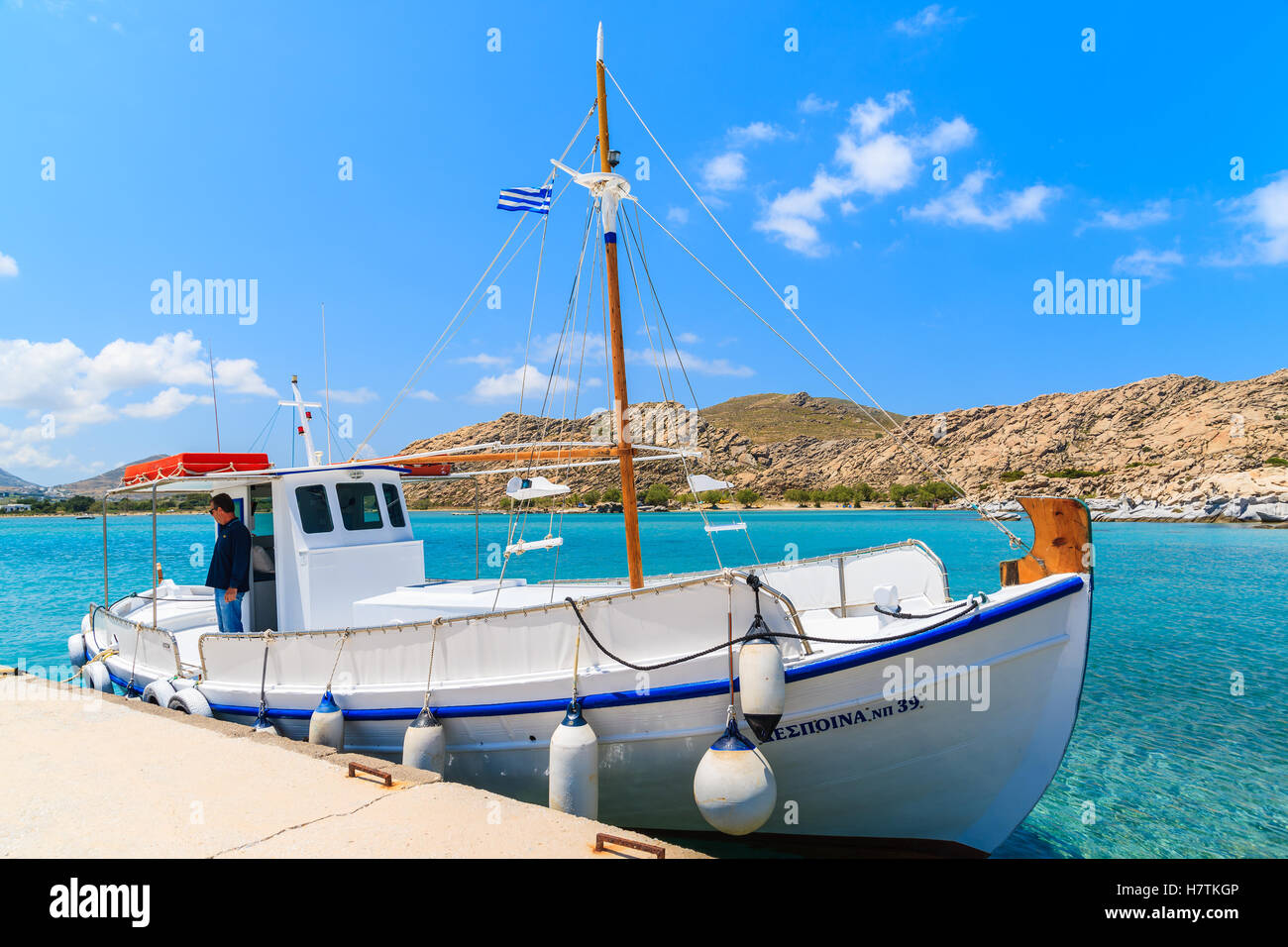 L'île de Paros, GRÈCE - 20 MAI 2016 : pêcheur en bateau de pêche typique de la baie d'amarrage en mer isolée sur l'île de Paros, Grèce. Banque D'Images