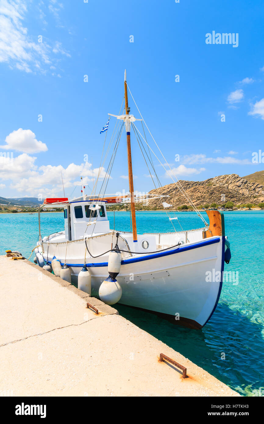 Bateau de pêche typiquement grec amarre en mer baie isolée sur l'île de Paros, Grèce Banque D'Images