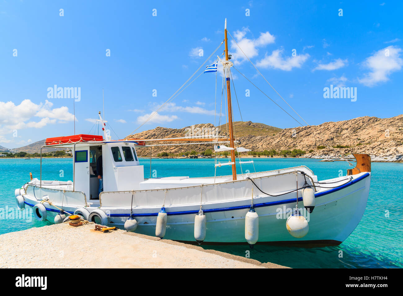 Bateau de pêche typiquement grec amarre en mer baie isolée sur l'île de Paros, Grèce Banque D'Images