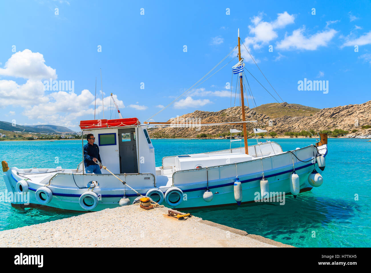 L'île de Paros, GRÈCE - 20 MAI 2016 : pêcheur en bateau de pêche typique de la baie d'amarrage en mer isolée sur l'île de Paros, Grèce. Banque D'Images