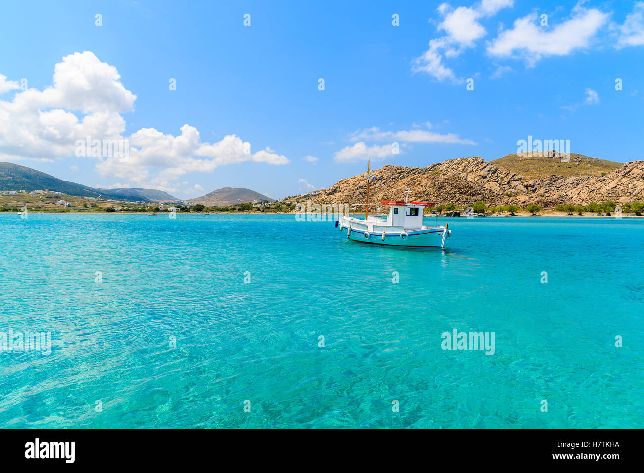 Bateau de pêche typique de la voile sur l'eau de mer sur turquouise l'île de Paros, Grèce Banque D'Images