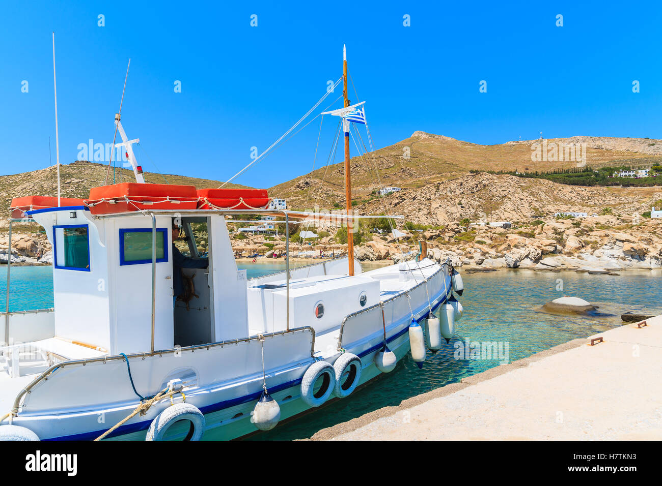 Bateau de pêche typiquement grec à ancrage belle mer bay sur l'île de Paros, Grèce Banque D'Images