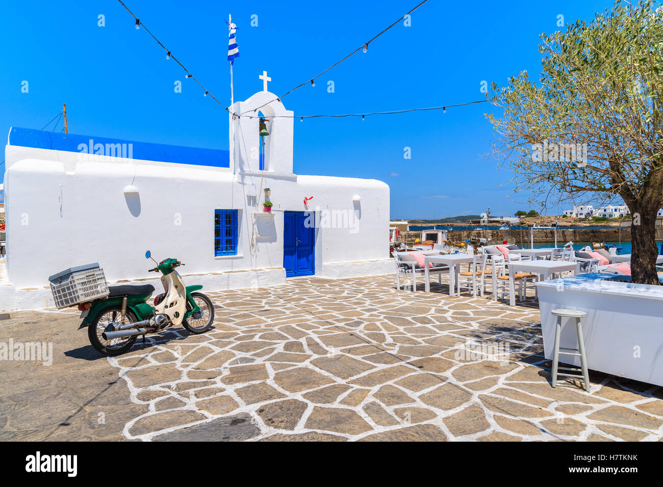 L'île de Paros, GRÈCE - 20 MAI 2016 : classique vieux scooter parking en face d'une église à Naoussa port sur l'île de Paros, Grèce. Banque D'Images