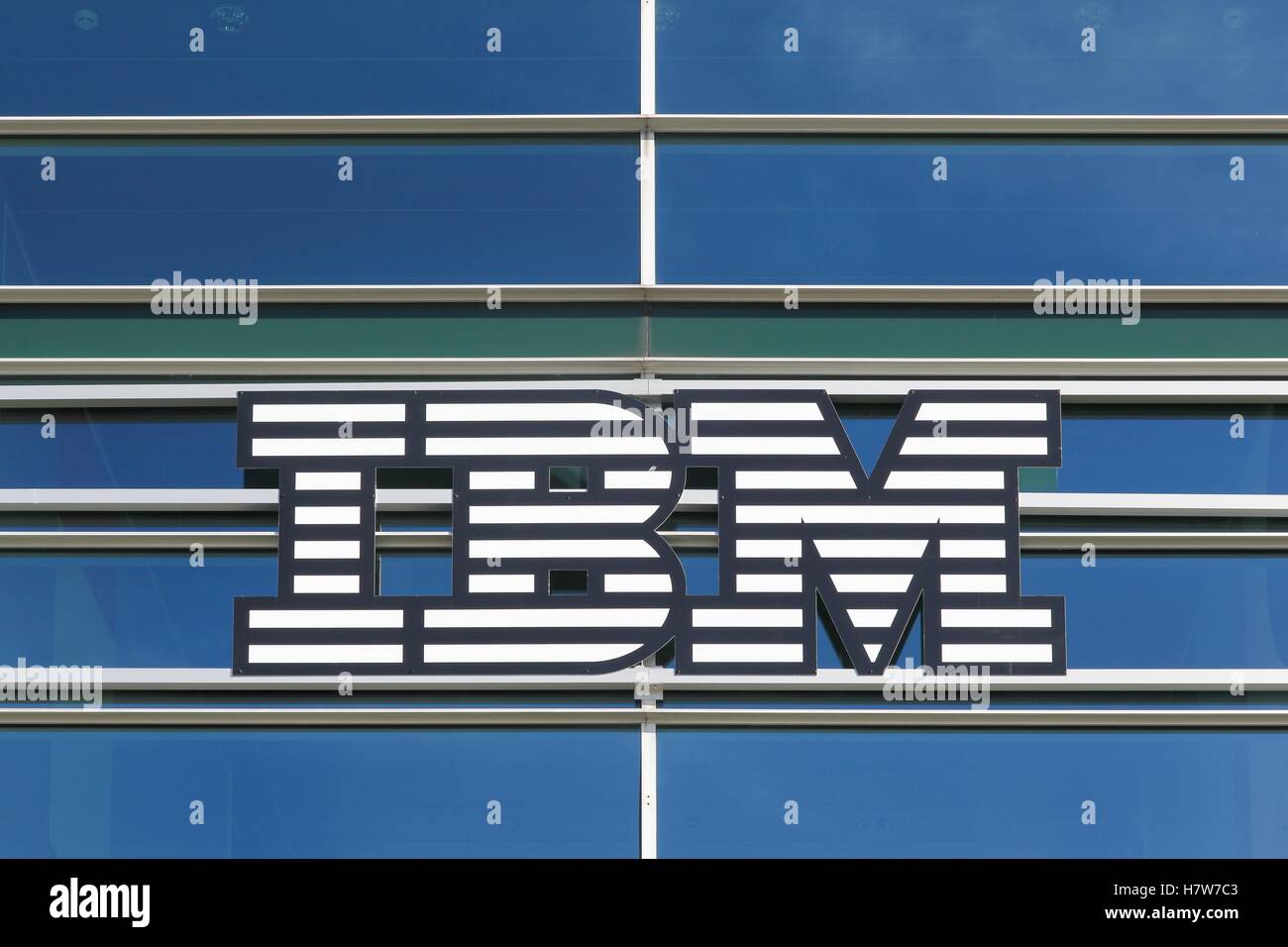 IBM logo sur un mur Banque D'Images