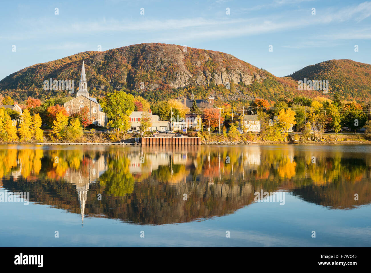 Couleurs d'automne : feuillage de l'automne sur le Mont Saint-Hilaire à partir de la rivière Richelieu à Beloeil, les banques. Banque D'Images