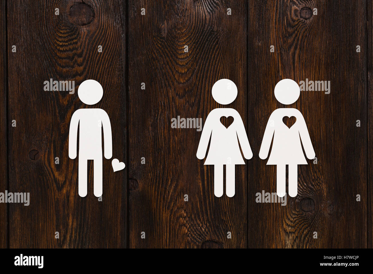 Sélectionnez l'homme papier. Deux femmes avec coeur. L'amour, relation concept Banque D'Images