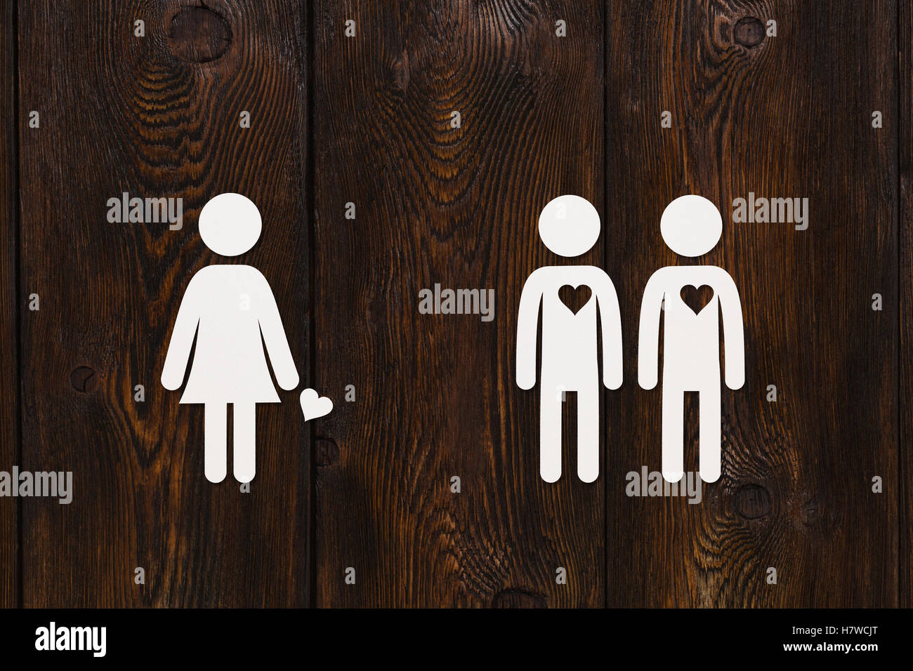 Sélectionnez l'homme papier. Deux femmes avec coeur. L'amour, relation concept Banque D'Images