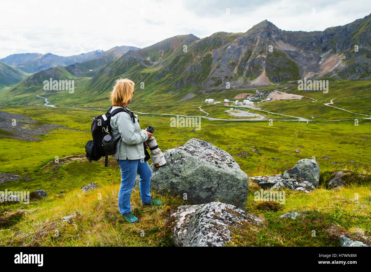 La vieille femme photographies des bâtiments de la mine d'indépendance Mine dans Hatcher Pass le sentier à l'or, le lac d'Alaska en été. Centre Sud de l'Alaska. Banque D'Images