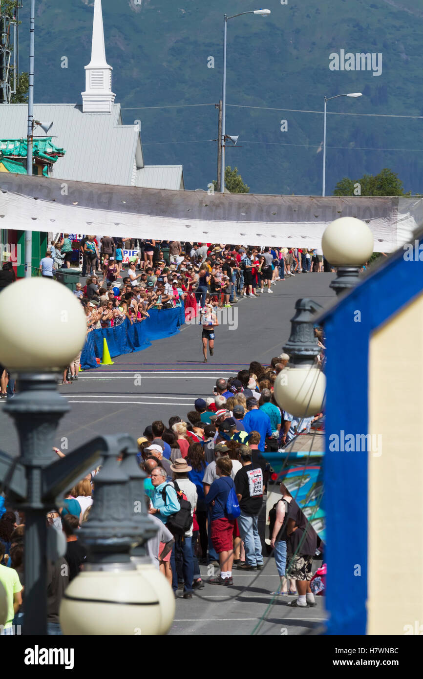 Holly Brooks, vainqueur de la course du Mont Marathon Womens, descend la 4e Avenue jusqu'à la ligne d'arrivée et finit à peine devant la 2e place Christy Marvin.4... Banque D'Images