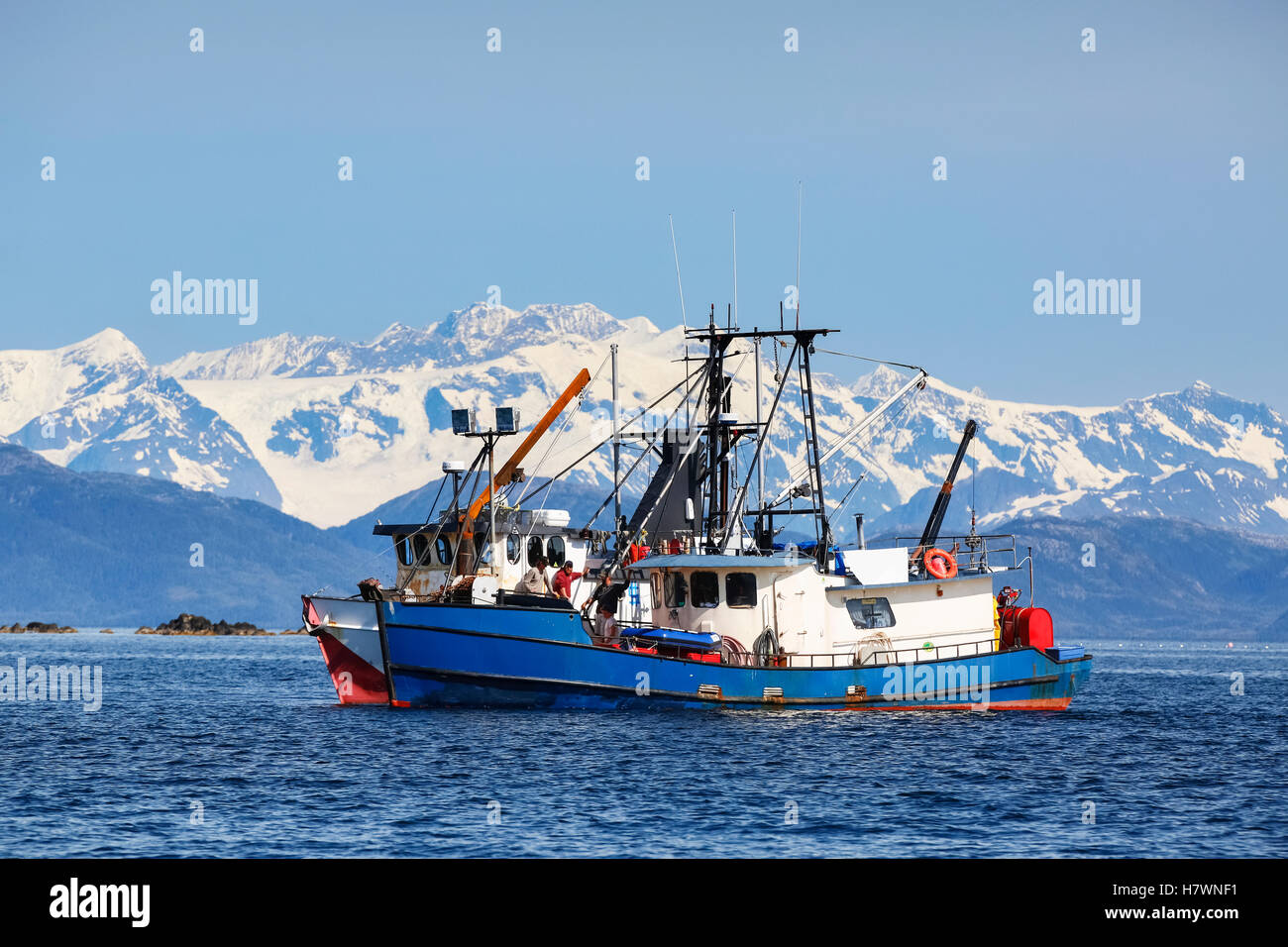 Deux bateaux de pêche commerciale sur les eaux de la baie principale près de Whittier, Prince William Sound, Southcentral Alaska, USA Banque D'Images
