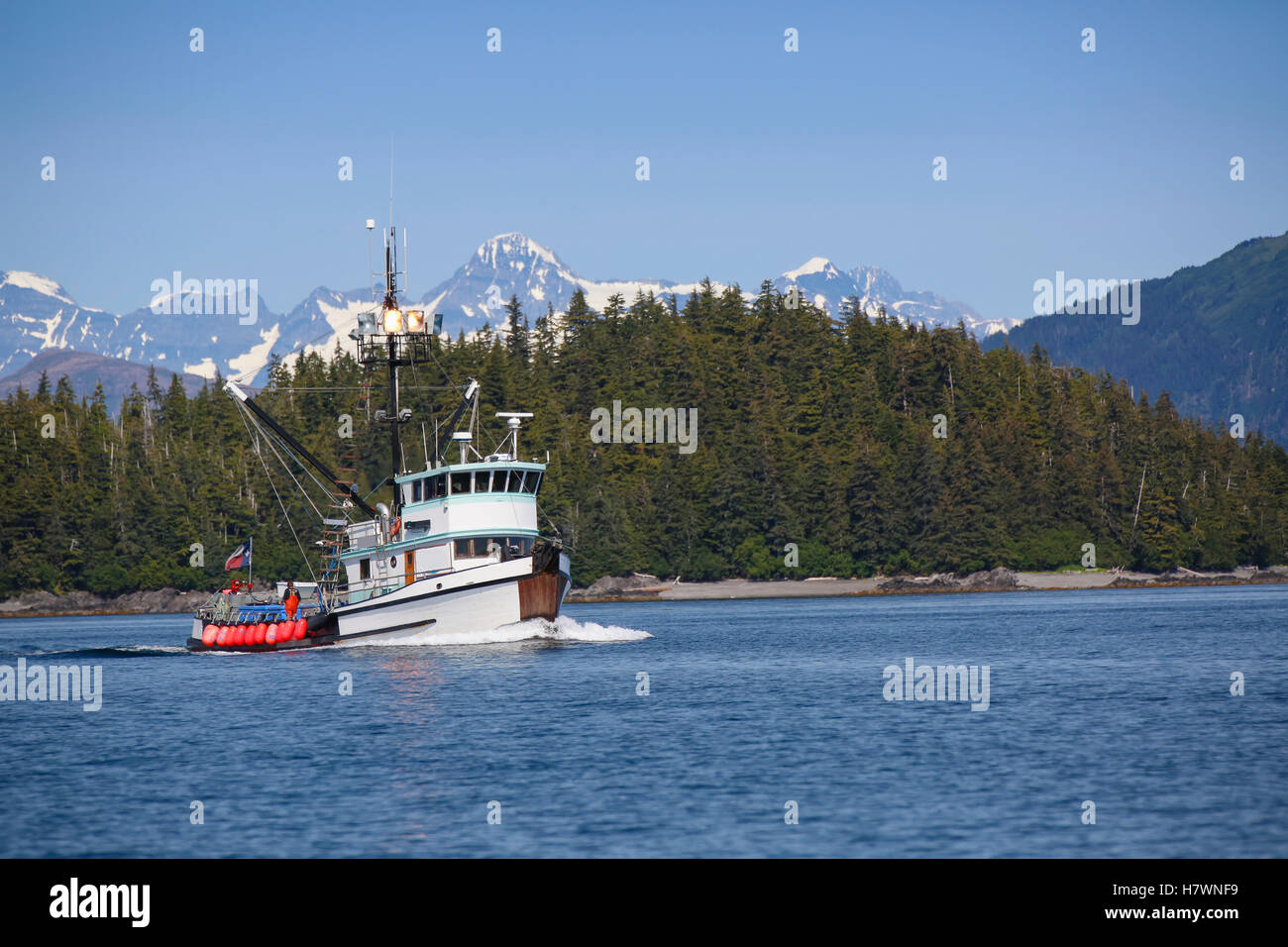 Bateau de pêche commerciale sur les eaux de la baie principale, Prince William Sound, Whittier, Southcentral Alaska, USA, l'été Banque D'Images