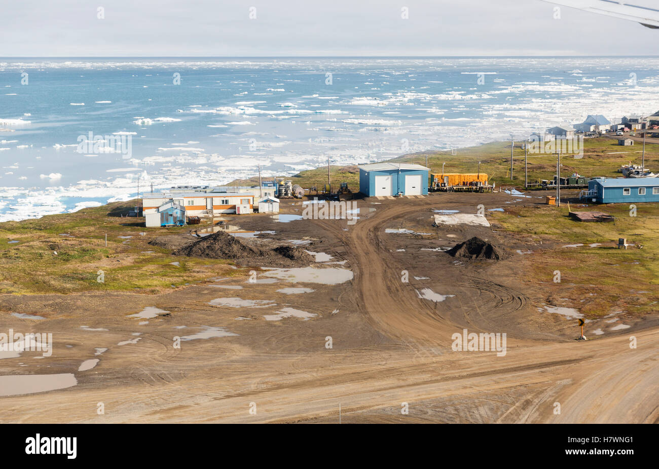 Vue aérienne de routes côtières et de logement en Barrow, la glace de mer flottant dans l'océan Arctique dans l'arrière-plan, Barrow, Alaska, USA, de l'Arctique l'été Banque D'Images