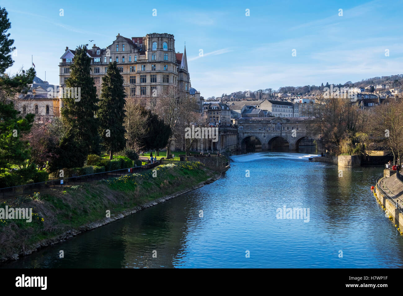 Vue de la pointe Pulteney Bridge et Weir sur la rivière Avon, Bath, Somerset, Angleterre Banque D'Images