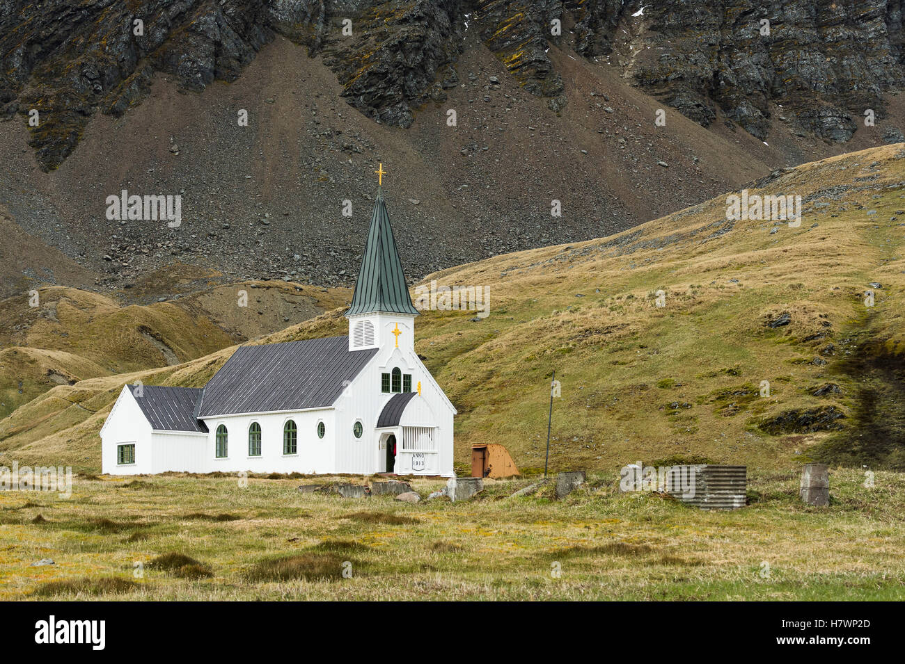 Construction de l'église clocher blanc avec croix ; et de Grytviken, en Géorgie du Sud, Géorgie du Sud et les îles Sandwich du Sud, Royaume-Uni Banque D'Images