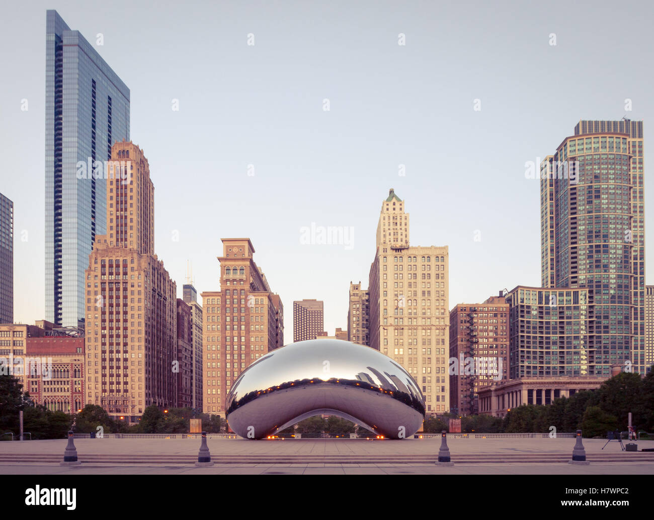 Cloud Gate (le Chicago Bean, le Bean), une sculpture publique par Anish Kapoor, tôt le matin, la lumière du Millennium Park de Chicago, Illinois. Banque D'Images