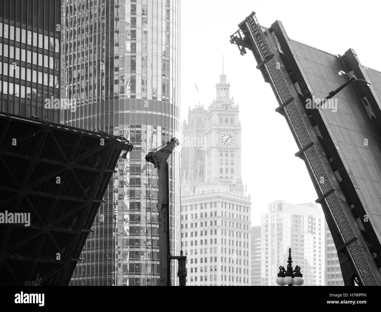 Un noir et blanc photo de l'Bataan-Corregidor Memorial Bridge (Pont) et State Street Wrigley Building à Chicago, Illinois Banque D'Images