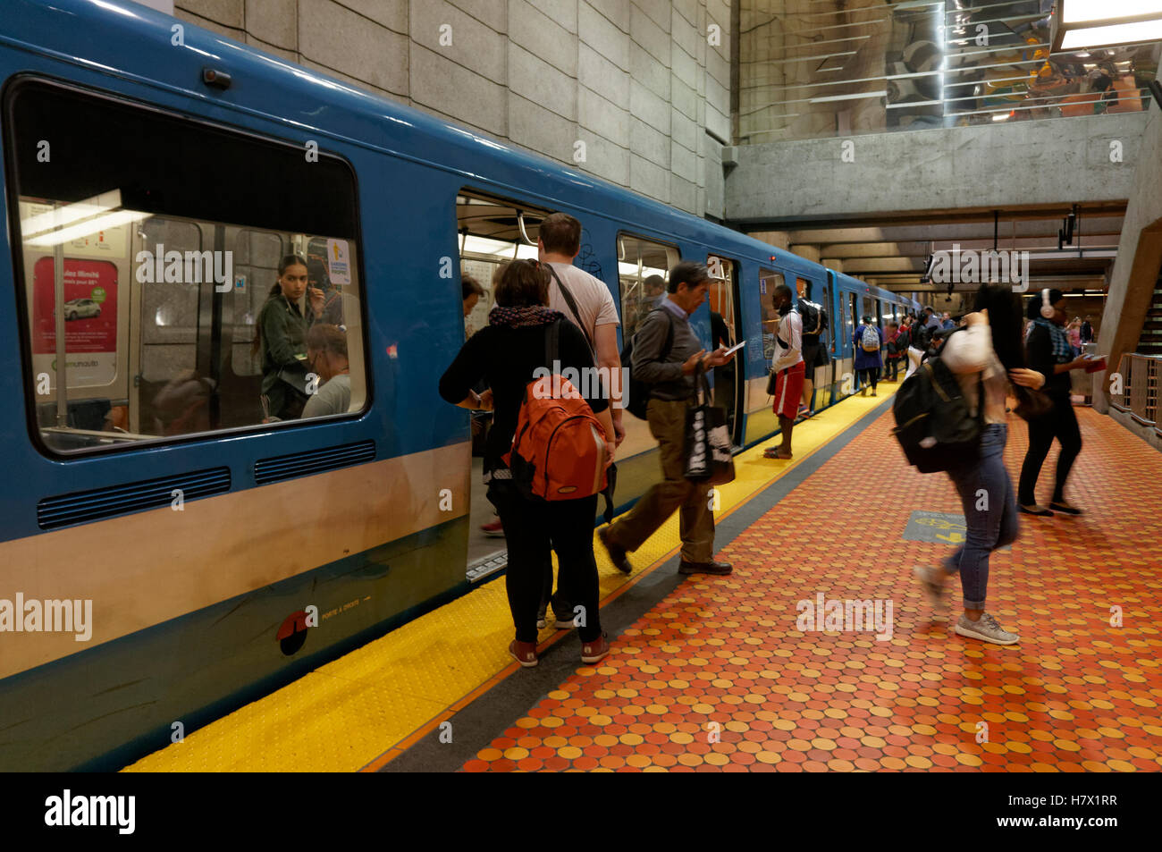 Les gens à bord et de descendre d'un train de métro Métro à Montréal, Québec, Canada Banque D'Images