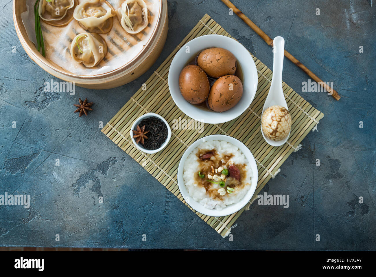 Boulette en streaming chinois avec plateau d'oeufs et de porrige Banque D'Images