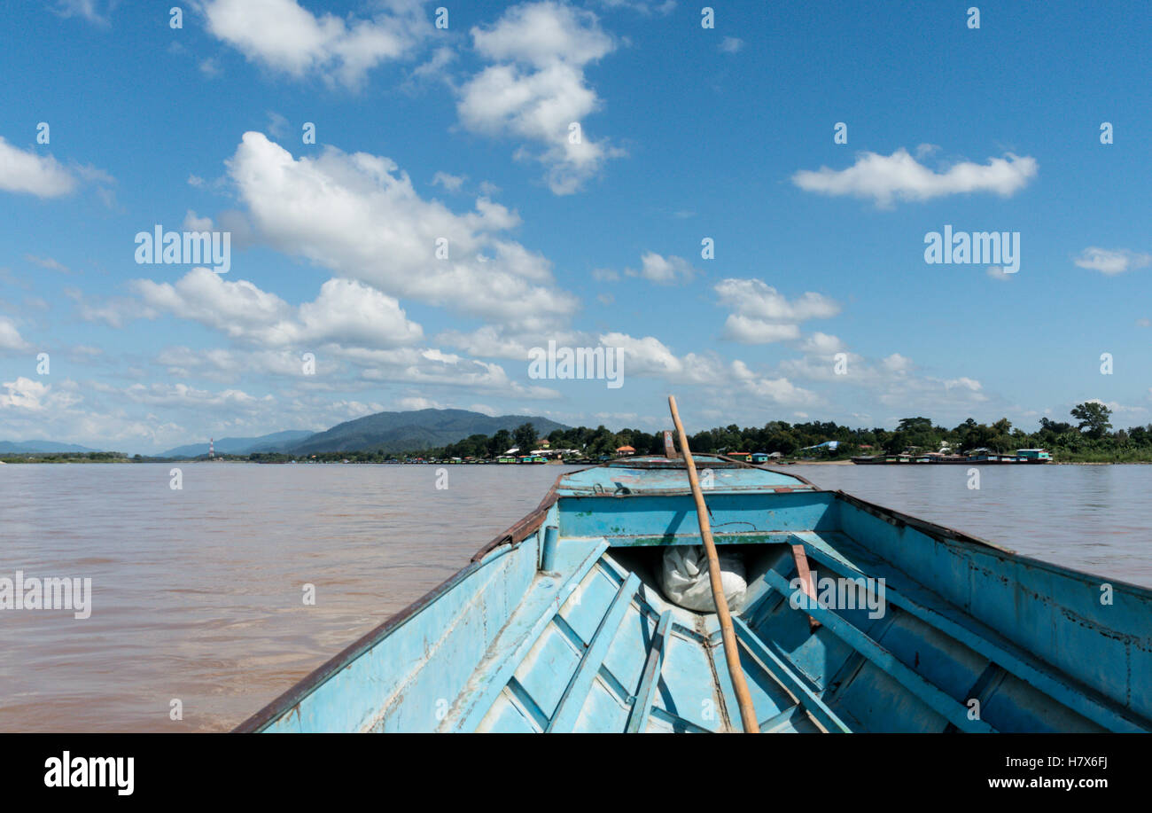 Vue du bateau dans la rivière Mae Khong avec beau ciel et journée ensoleillée en bordure de la Thaïlande et le Laos. Banque D'Images