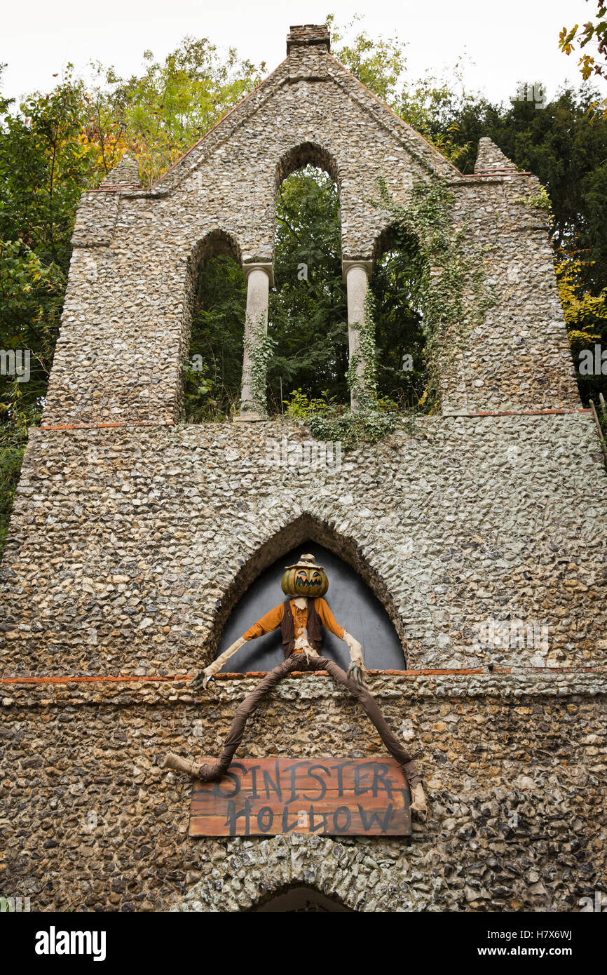 Royaume-uni, Angleterre, West Wycombe, Buckinghamshire, feu d'Enfer des grottes, Halloween, tête de citrouille creuse sinistre figure sur la paroi avant Banque D'Images