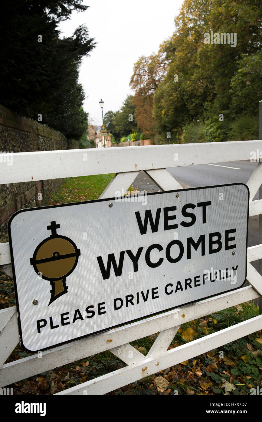 L'Angleterre, West Wycombe, Buckinghamshire, High Street, panneau du village, veuillez conduire avec prudence Banque D'Images