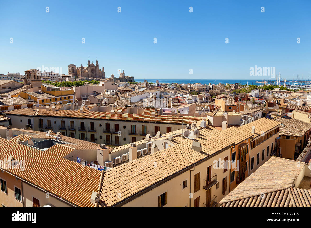 Vue sur Palma de Majorque. De Palma de Mallorca panorama depuis le toit de l'une des maisons de la ville balnéaire. Dans la distance que vous Banque D'Images Vue sur Palma de Majorque. De Palma de Mallorca panorama depuis le toit de l'une des maisons de la ville balnéaire. Dans la distance que vous Banque D'Images