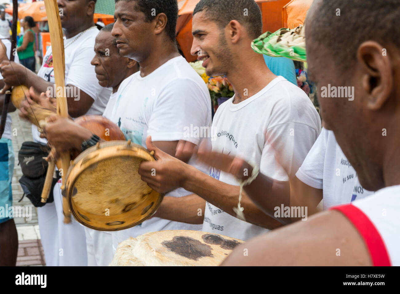 SALVADOR, BRÉSIL - février 02, 2016 : Des musiciens d'un groupe de capoeira brésilienne effectuer à un festival en plein air à Rio Vermelho. Banque D'Images
