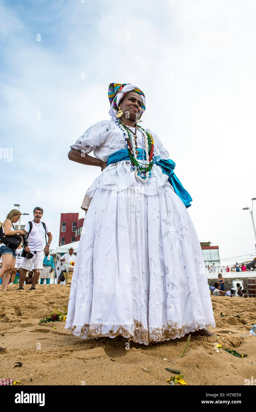 SALVADOR, BRÉSIL - février 02, 2016 : une prêtresse candomblé brésilien se tient dans des robes au Festival de Yemanja. Banque D'Images