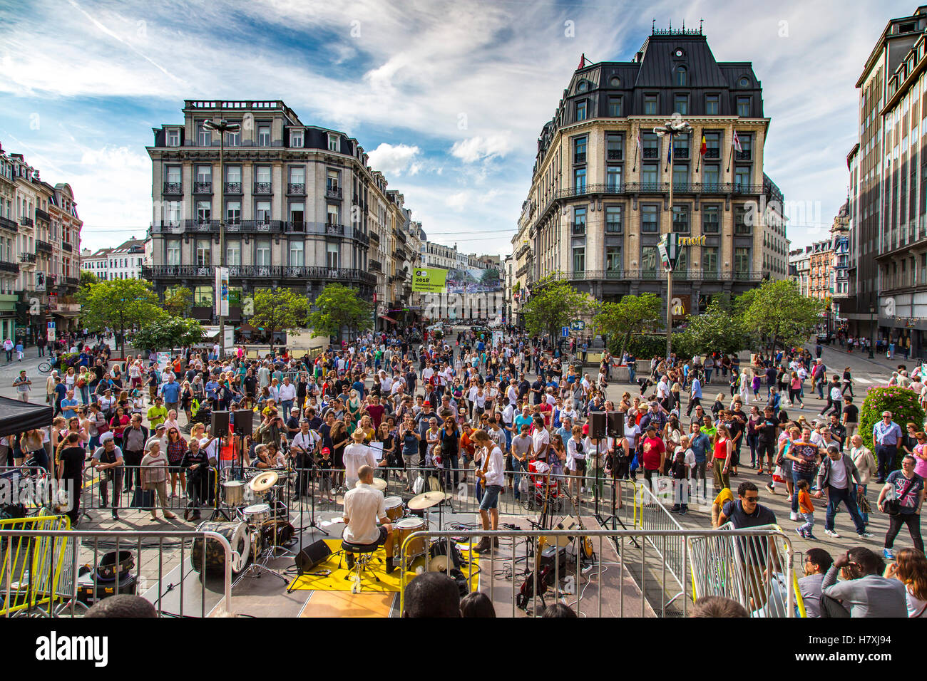 Bruxelles Belgique La Place Du Marche D Actions Sur Le Boulevard Anspach La Musique Live Concert Avant La Bourse Beaucoup De Spectateurs Photo Stock Alamy