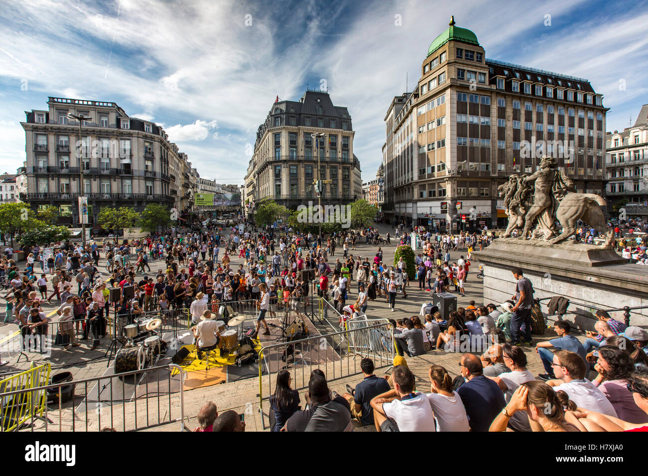 Bruxelles, Belgique, la place du marché d'actions sur le Boulevard Anspach, la musique live, concert avant la bourse, beaucoup de spectateurs, Banque D'Images