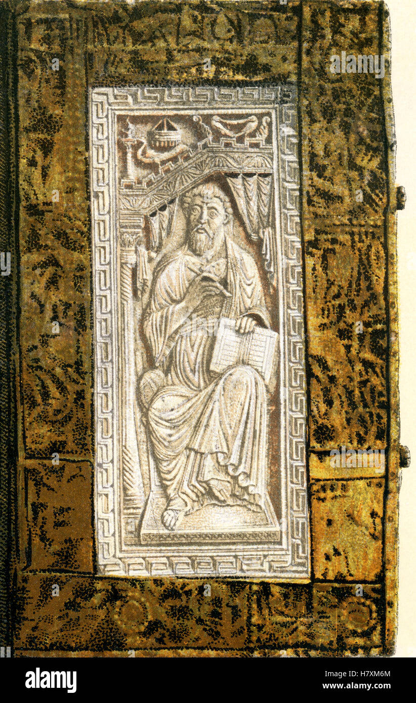 Un exemple de l'Allemand du 10ème siècle la reliure avec l'ivoire et les conseils de cuivre décoré de pierres précieuses. Banque D'Images