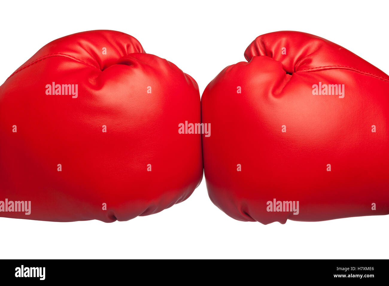 Close up de deux gants de boxe rouge cogner isolé sur fond blanc Banque D'Images