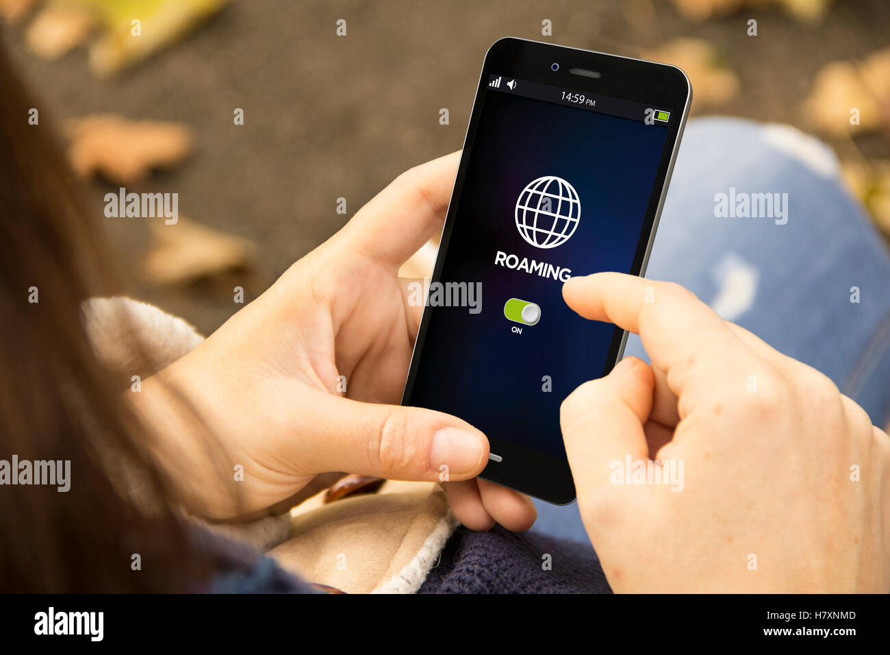 Voyages et technologie concept : un smartphone 3D générée avec l'itinérance sur l'écran. Graphiques à l'écran sont faites u Banque D'Images
