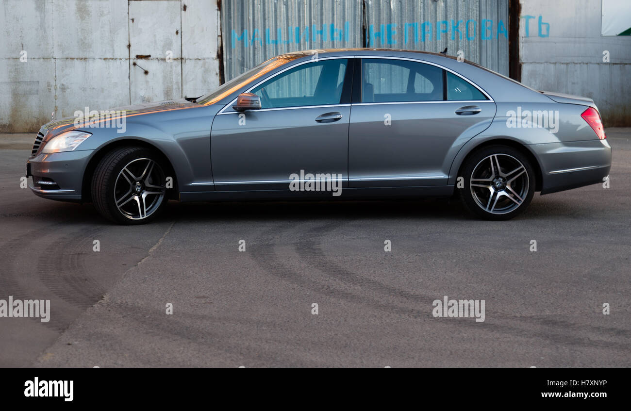 Utilisé Mercedes-Benz S350 long (W221) Emplacement voiture dans une rue de  quartier à 1,89 l'oblast de Moscou, Russie, 12 juin 2015 Photo Stock - Alamy