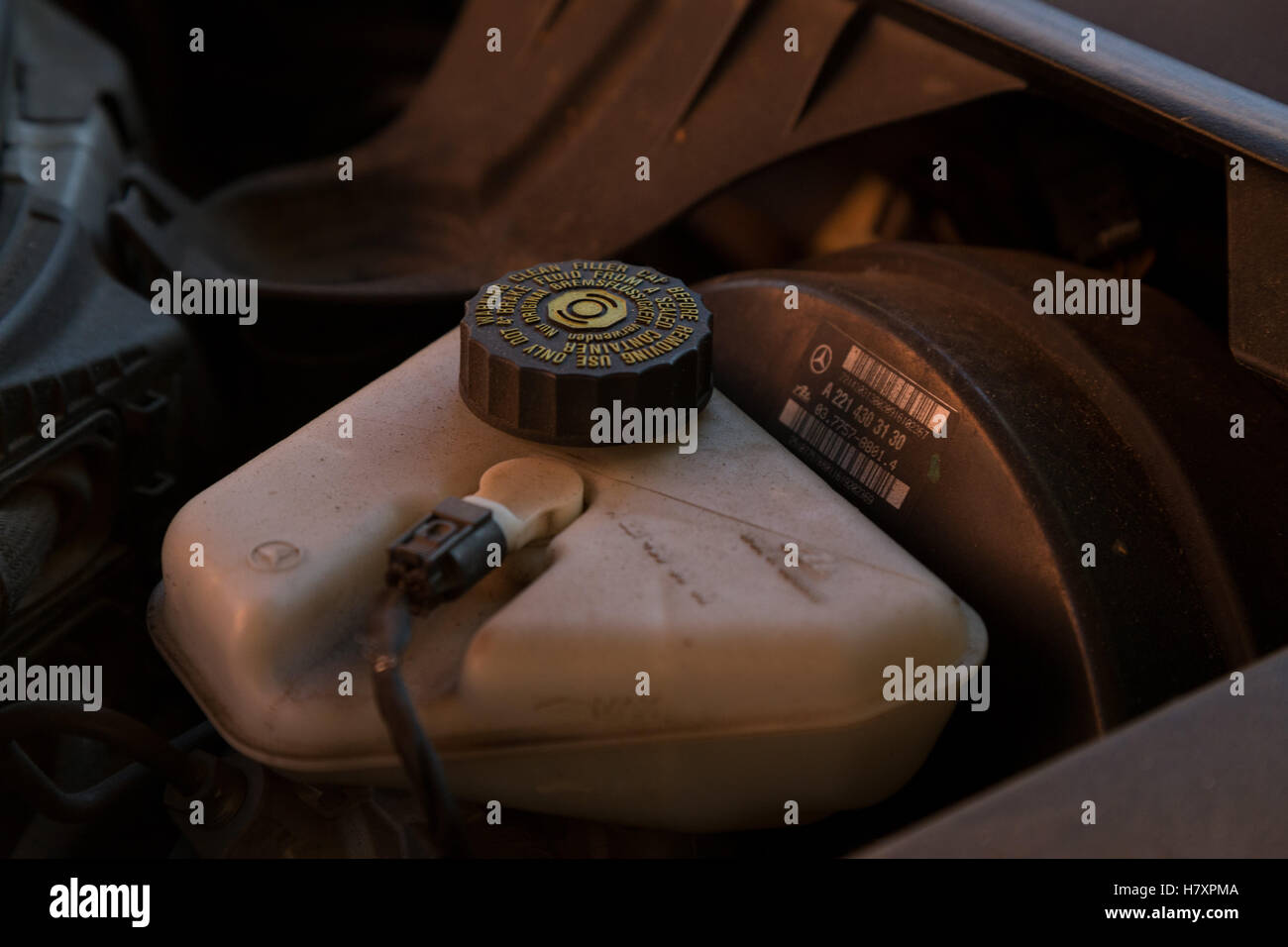 Utilisé Mercedes-Benz S350 long (W221) Emplacement voiture dans une rue de quartier à 1,89 l'oblast de Moscou, Russie, 12 juin 2015 Banque D'Images