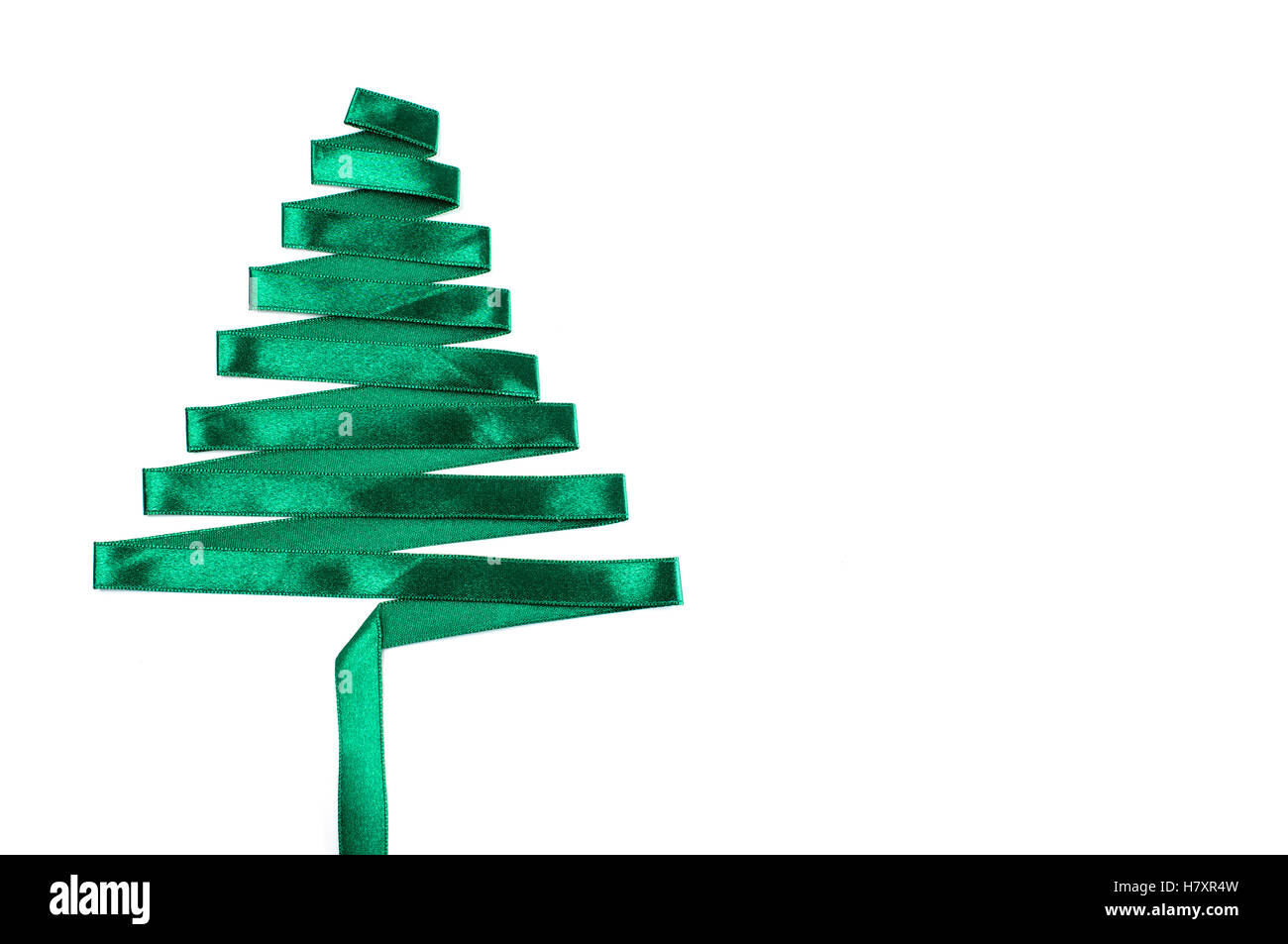 Arbre de Noël à partir de ruban vert. avec chemin de détourage. Banque D'Images