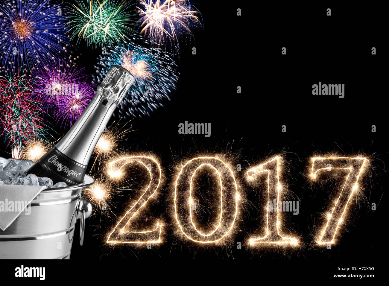 2017 bouteille de champagne d'artifice de couleurs et de froid dans le ciel nocturne avec lettrage police numéro rougeoyant mousseux Banque D'Images