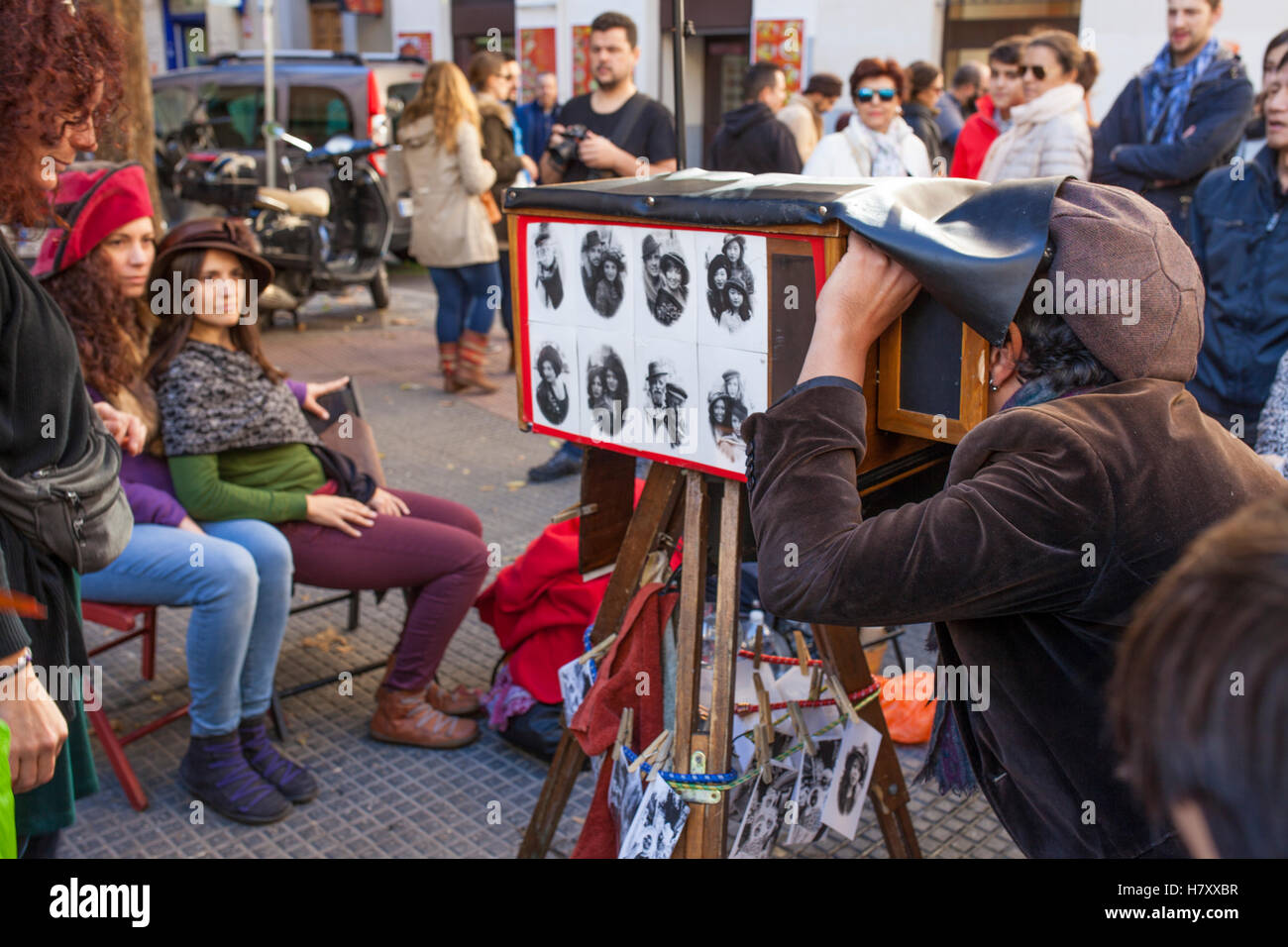 Madrid, Espagne - 6 novembre, 2016 : photographe de rue pour prendre des photos avec un appareil photo à la main vintage au marché aux puces El Rastro Banque D'Images