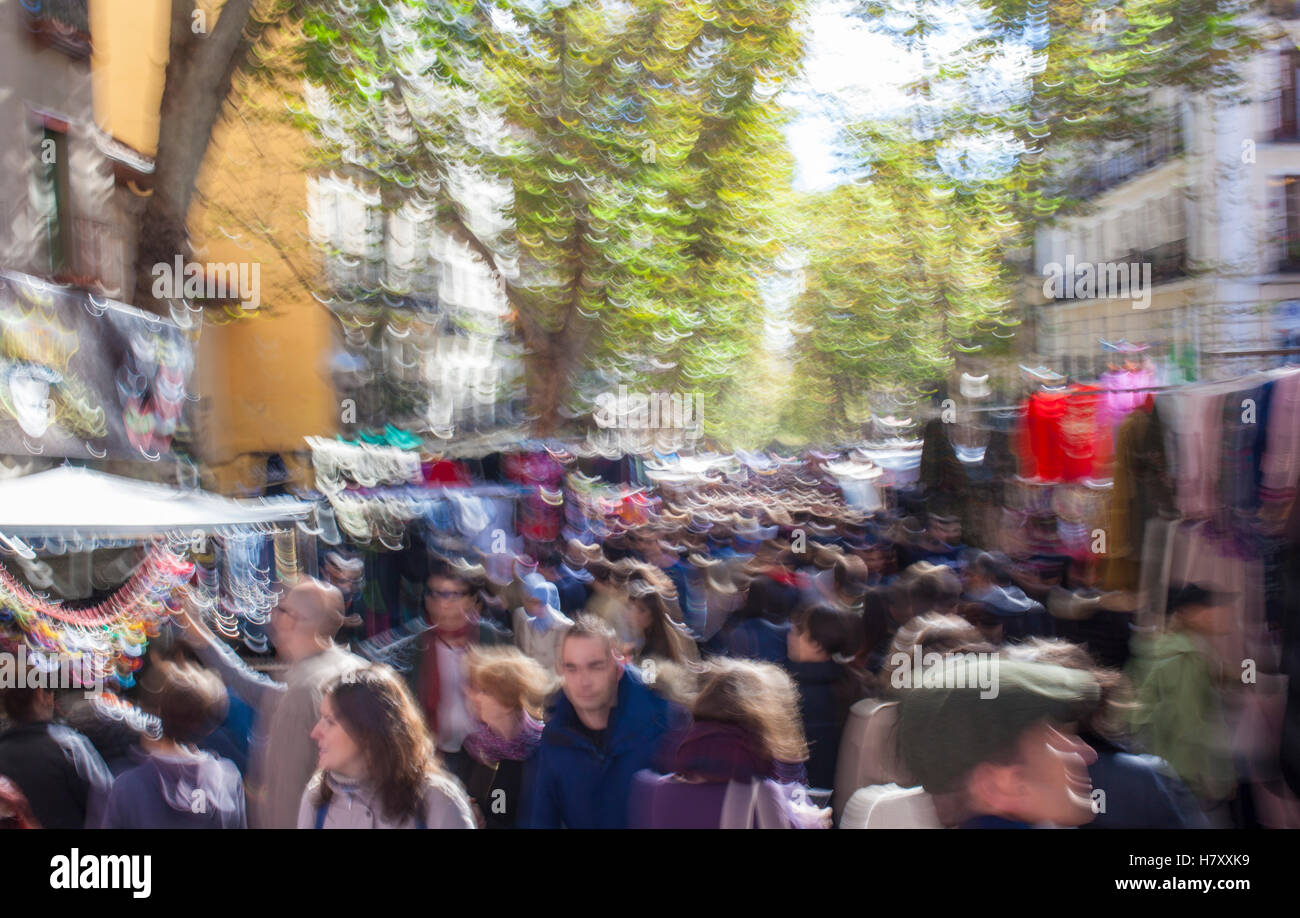 Madrid, Espagne - 6 novembre 2016 : des personnes visitant Rastro street market. Flou de mouvement Banque D'Images